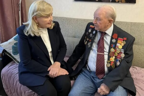 Депутат Госдумы поздравила с Днем Победы тамбовского фронтовика Владимира Севрюкова