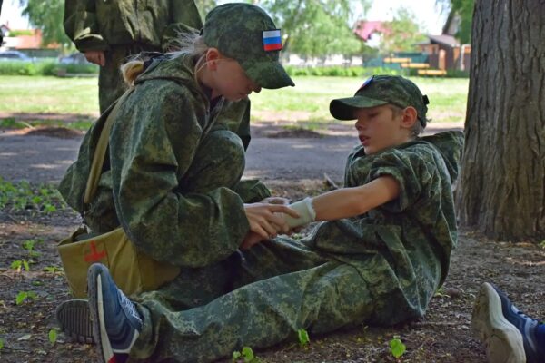 Школьники Тамбова показали, как собирают автоматы, надевают противогазы и ходят строем
