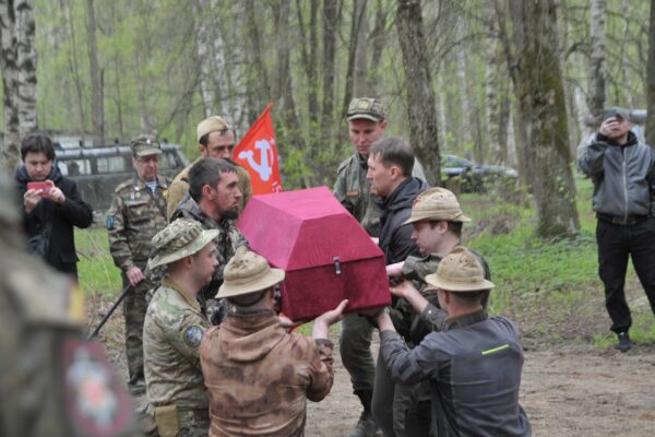 Тамбовчане подняли останки пяти солдат во время поисковой экспедиции под Санкт-Петербургом