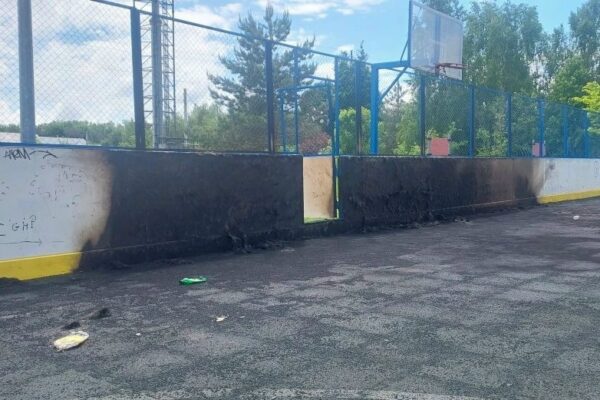 В Тамбове вандалы подожгли спортивную коробку
