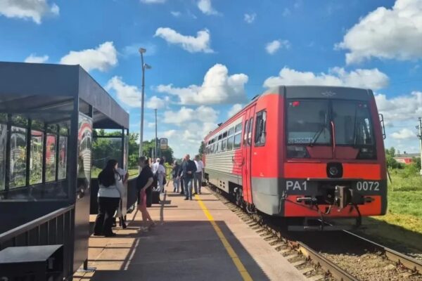В Строителе начнут останавливаться 10 пригородных поездов