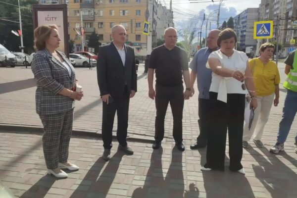 Максим Косенков порекомендовал подрядчику ускорить асфальтирование тротуаров на Чичканова