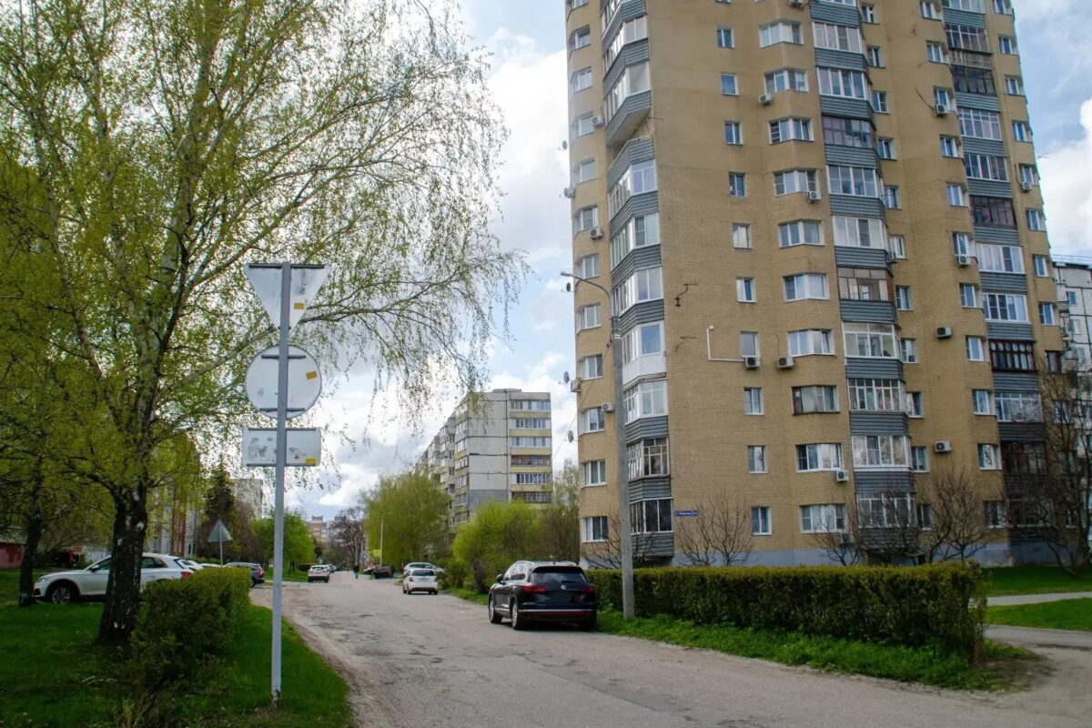 Вид на улицу 60 лет Октября со стороны Набережной