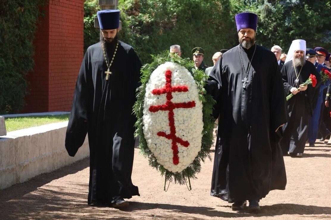 Участники мероприятия возложили цветы к подножию мемориала