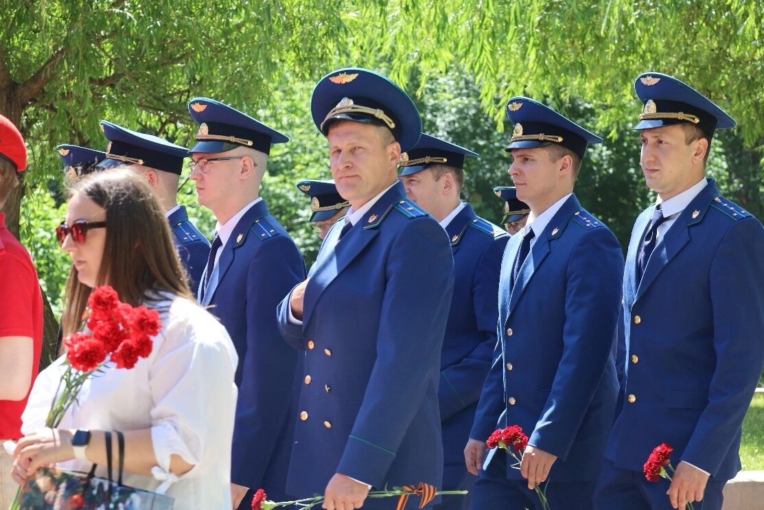 Участники мероприятия возложили цветы к подножию мемориала