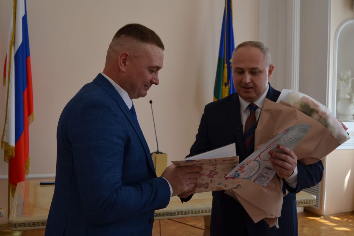 Максим Косенков вручает свидетельство о рождении Льва Муравьёва отцу