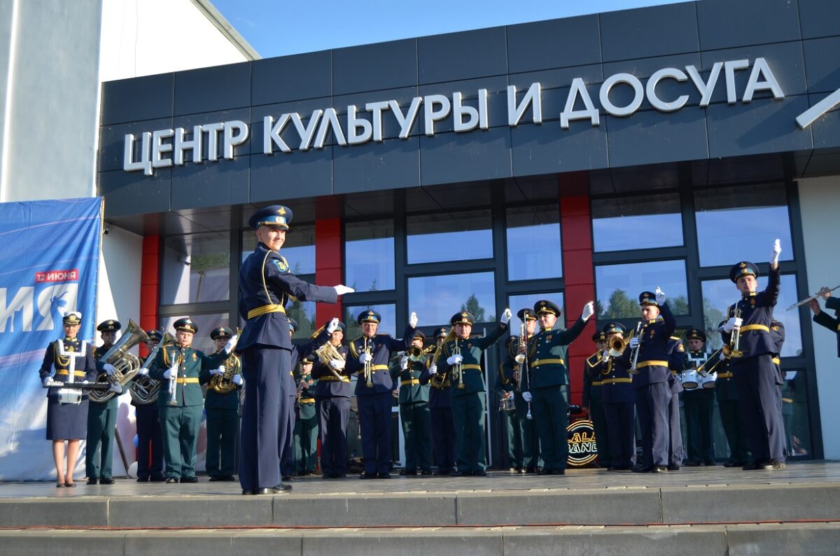 Сводный военный оркестр Тамбовского территориального гарнизона выступает у ДК "Молодежный" в Строителе