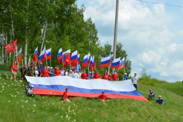 Тамбовчане развернули 30-метровый триколор на холме в преддверии Дня России