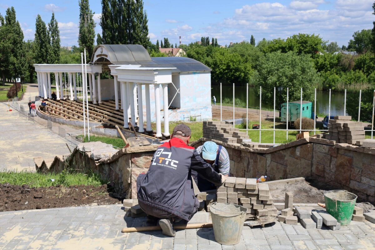 Специалисты городских предприятий помогают в благоустройстве набережной