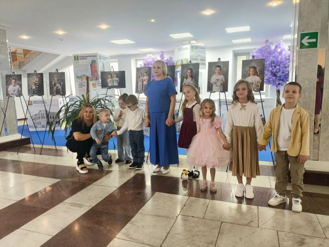 Марина Македонская с пациентами перинатального центра