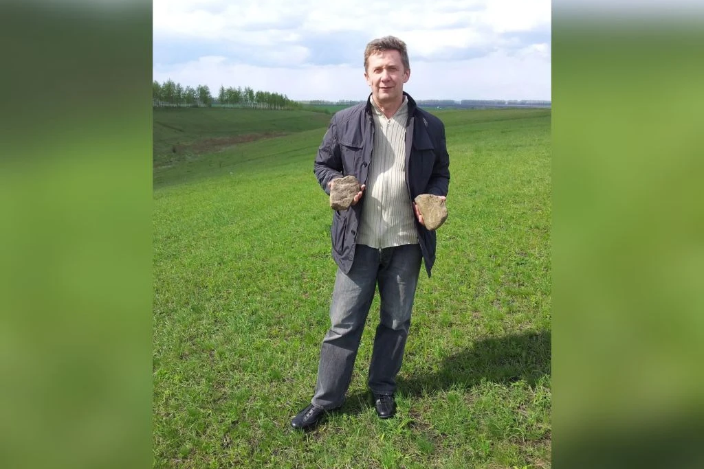 Олег Абоносимов на земле, где когда-то жили его предки. Фото из личного архива О.Абоносимова