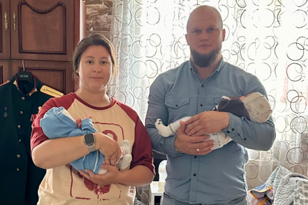 Евгений Первышов поздравил ветерана СВО Павла Пешкова и его супругу с рождением двойни
