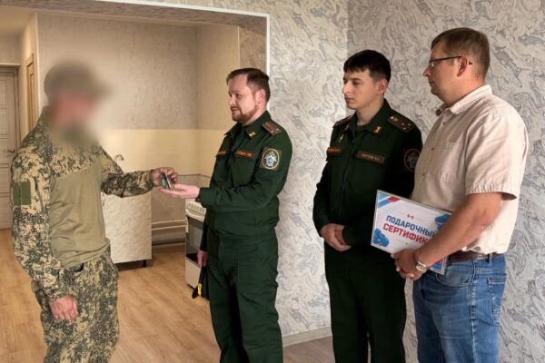 Участнику СВО вручили ключи от квартиры в Тамбове