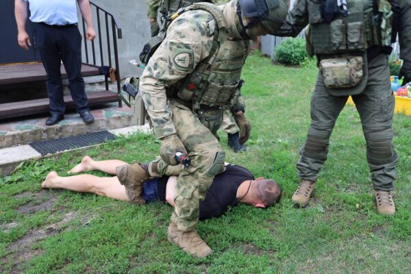 СОБР Росгвардии помог тамбовским силовикам задержать подозреваемых в разбойном нападении