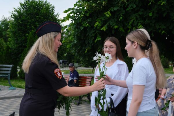 Росгвардейцы в День семьи, любви и верности вручили тамбовчанам ромашки