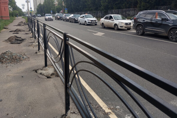В Тамбове на улице Бориса Васильева устанавливают перильные ограждения