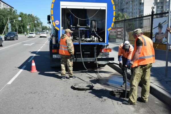 В Тамбове очищают дождеприемные колодцы от Октябрьской до Студенецкой набережной