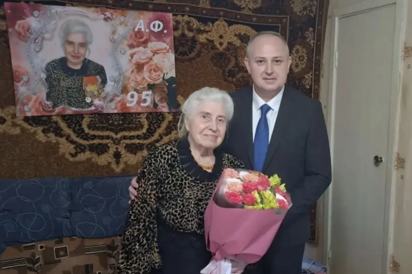 Максим Косенков поздравил с 95-летием труженицу тыла