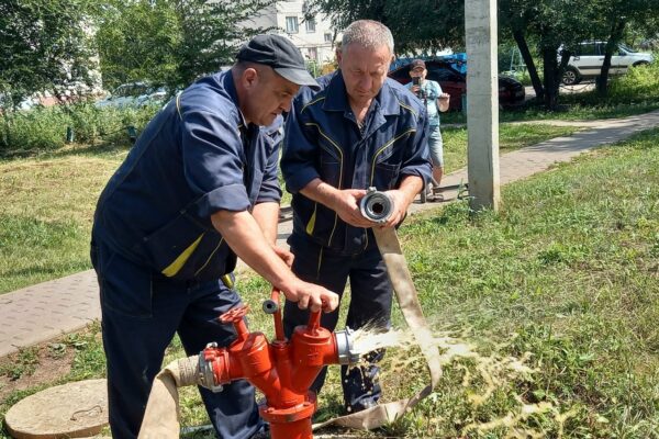 В Строителе проводят прочистку сетей горячего водоснабжения
