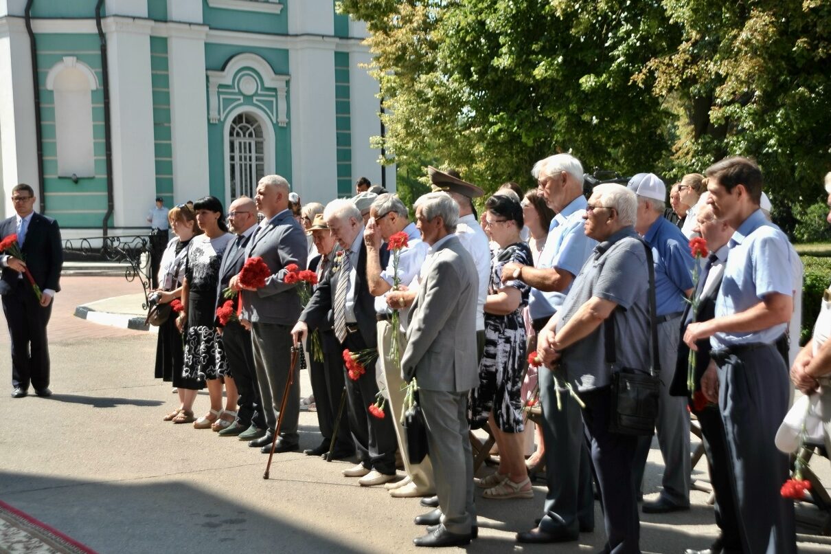 Памятную доску разместили на жилом доме, который расположен на Соборной площади