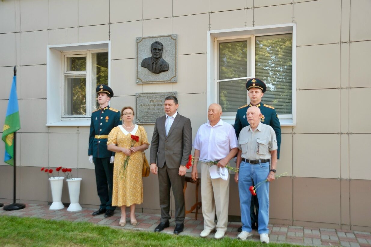 Памятную доску разместили на жилом доме, который расположен на Соборной площади