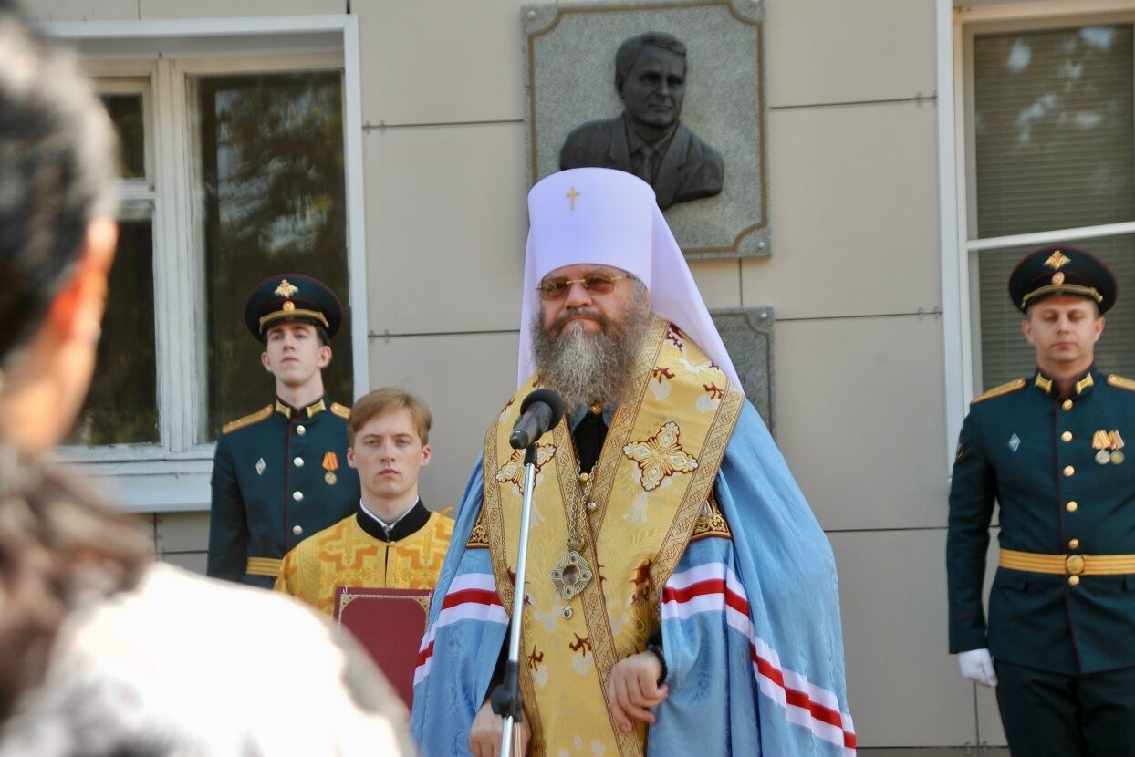 Памятную доску разместили на жилом доме, который расположен на Соборной площади