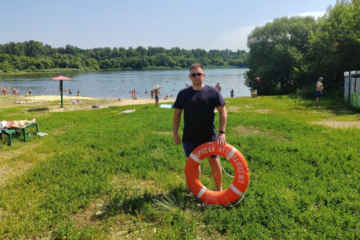 Александр Ряшенцев на посту на пляже "Эльдорадо"