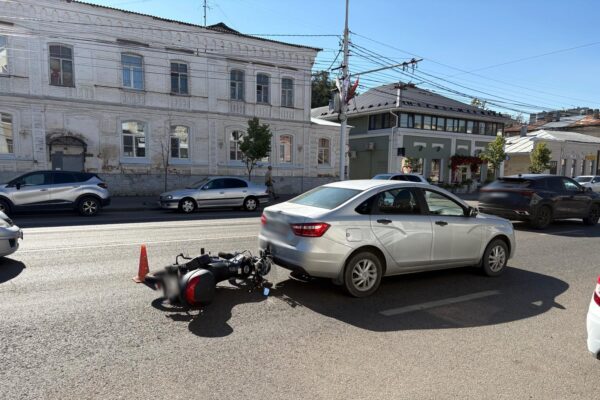 В Тамбове на Советской 20-летний мотоциклист врезался в «Весту»