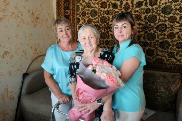 Труженицу тыла Александру Кондаурову из Тамбова поздравили с 95-летием