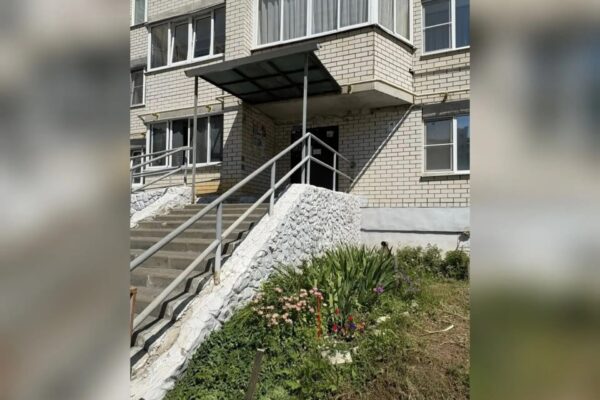 После встречи с жителями во дворе на Агапкина привели в порядок детскую площадку