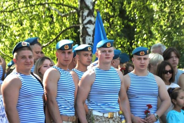 Крылатая гвардия Тамбовщины: митинг в честь Дня ВДВ объединил поколения десантников