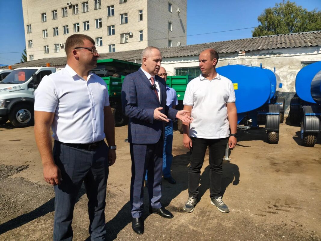 Максим Косенков осматривает технику. Фото администрации Тамбова