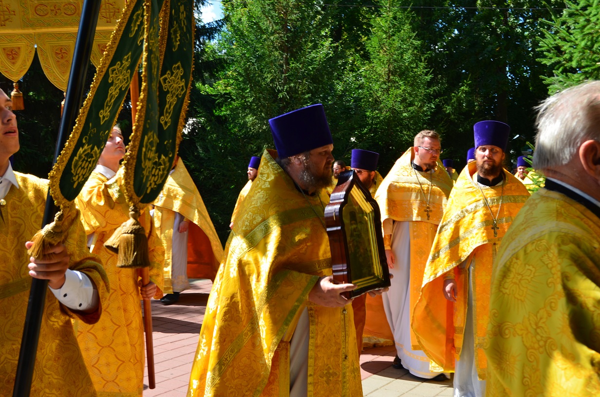 Крестный ход с мощами святителя Питирима