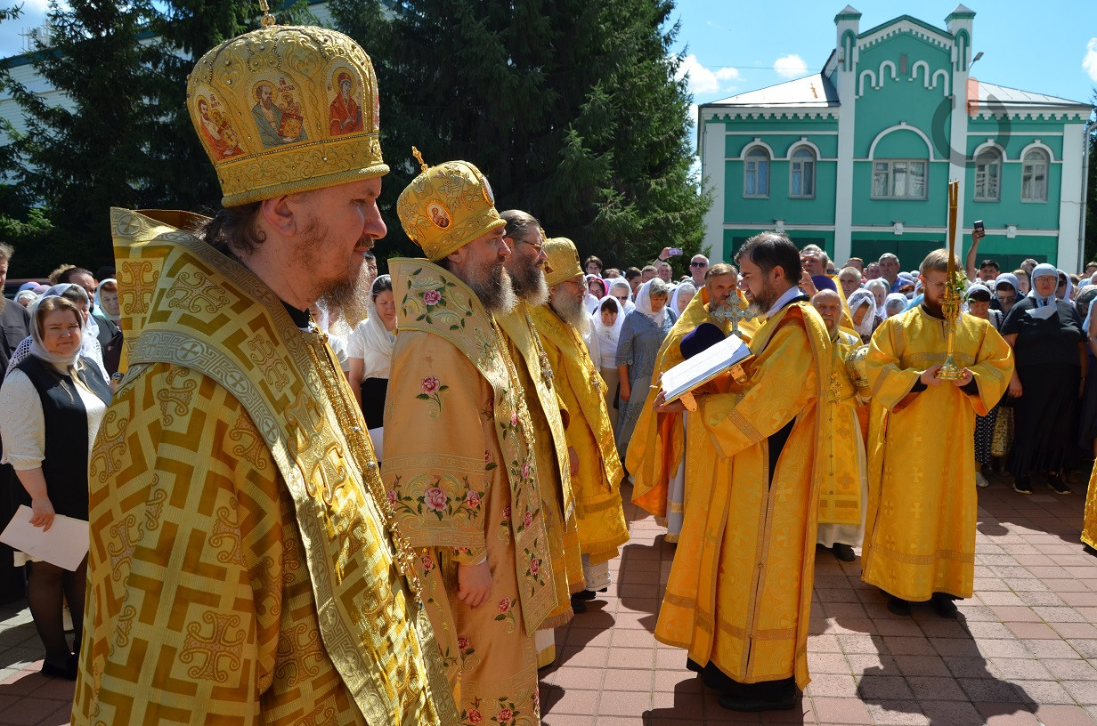 Крестный ход с мощами святителя Питирима