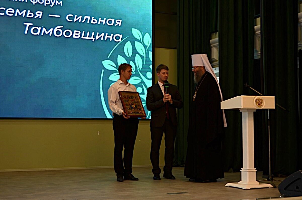 Директор дивизиона семьи и демографии Агентства стратегических инициатив Григорий Сайфуллин преподнес в дар митрополиту Феодосию икону