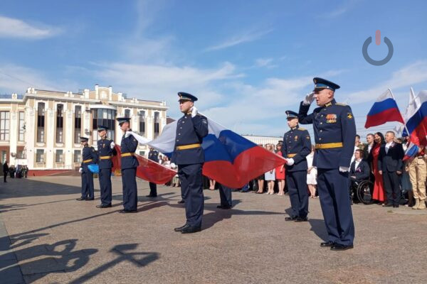 Над центральной площадью Тамбова торжественно подняли флаги России и Тамбовской области