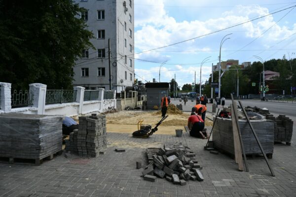 На юге Тамбова восстанавливают тротуар на месте демонтированного ларька