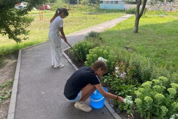 Юные тамбовчане из подростковых клубов продолжают убирать городские клумбы и дворы