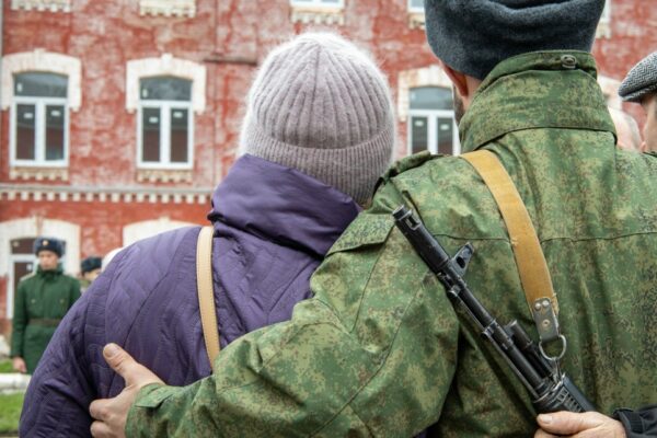 Тамбовский суд признал бабушку фактическим воспитателем бойца СВО и лишил мать выплат