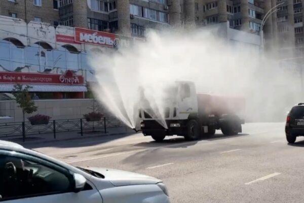 Асфальт не должен плавиться: в Тамбове усилили орошение дорог из‑за сильной жары