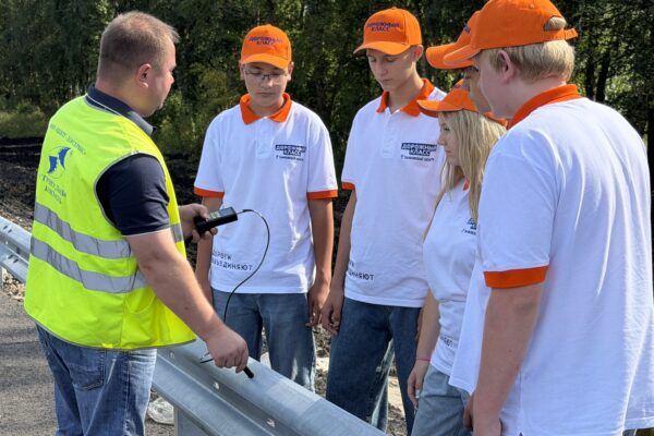 Восьмиклассники Тамбова «пощупали» профессию дорожника на стройплощадке трассы Р‑22