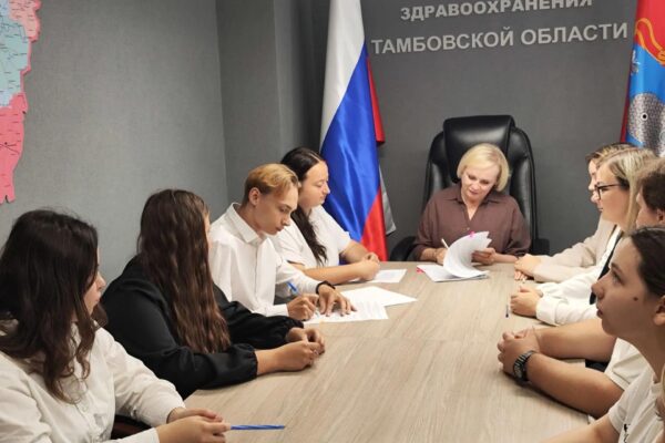Министр Македонская подписала договоры с 14 медработниками для сельских больниц области