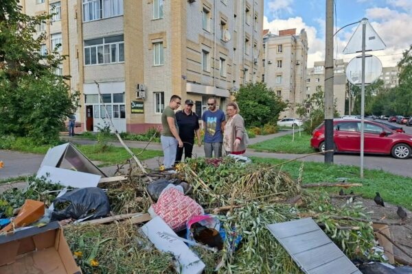 В Тамбове комиссия составила протоколы за выброс мусора в районе парка «Дружба»