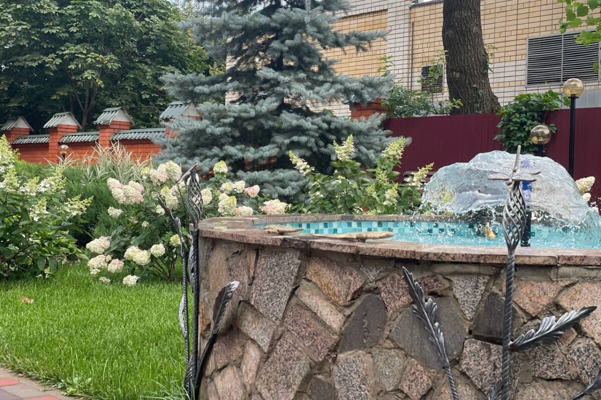 В ходе благоустройства фонтан занизили на 30 см и выложили мозаикой