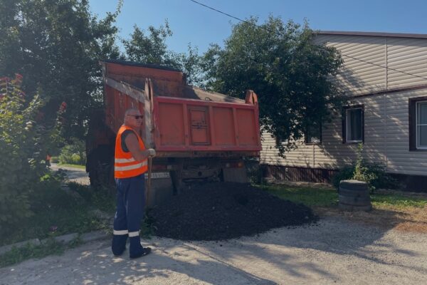 Дороги частного сектора на севере Тамбова отсыпают асфальтовой крошкой по просьбам жителей