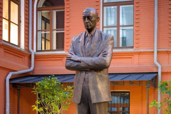 Памятник композитору Сергею Рахманинову установили во дворе Московской консерватории