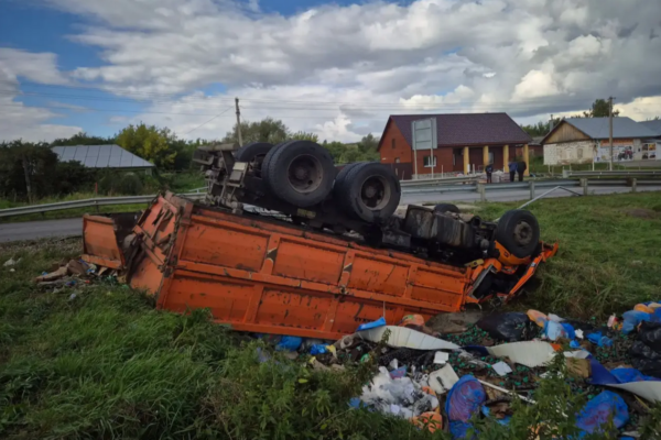 На дороге в Тамбовской области КамАЗ опрокинулся после ДТП