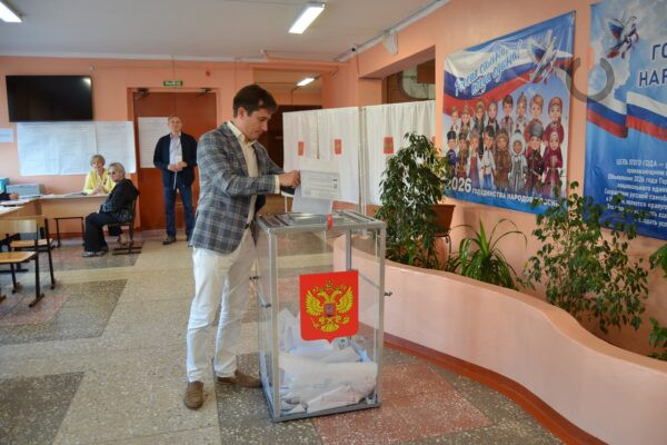 Тамбовский дирижер Алексей Моргунов пришел на избирательный участок с семьей