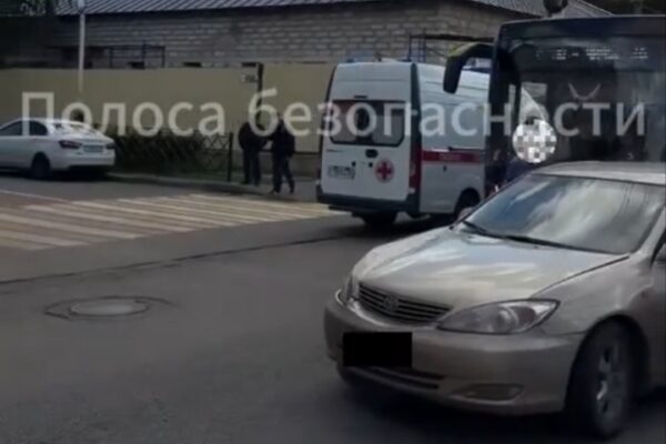 Семь пассажиров автобуса, в том числе подросток, пострадали при столкновении с иномаркой