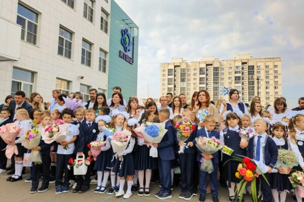 Максим Косенков посетил линейку в инженерно-технологической школе №2 на севере Тамбова
